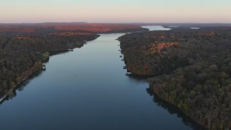 lago en medio de colores de otoño en el horizonte - vista aérea de gran altitud