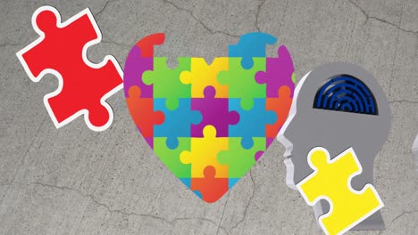 animación de rompecabezas cayendo sobre el corazón formado con rompecabeos y cabeza humana con laberinto