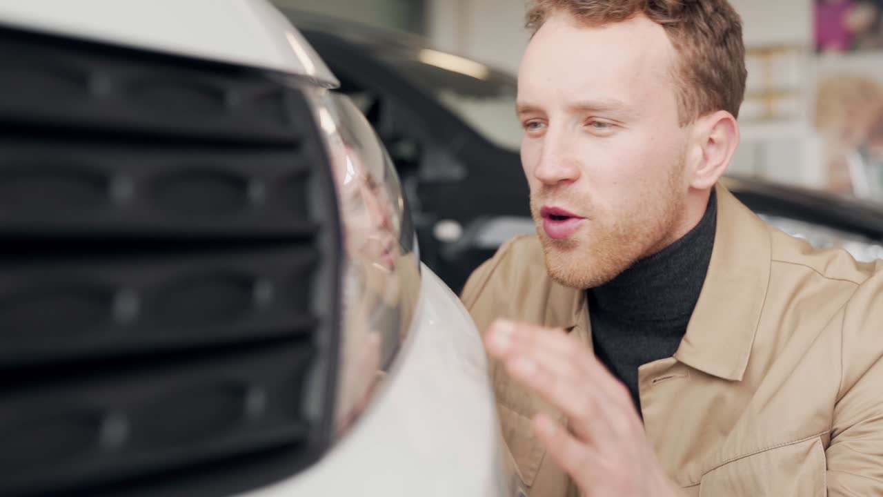 만족한 젊은이는 헤드라이트의 품질을 높이 평가합니다