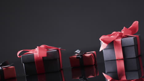 video de cajas de regalos con cintas rojas y negras y espacio de copia sobre fondo negro