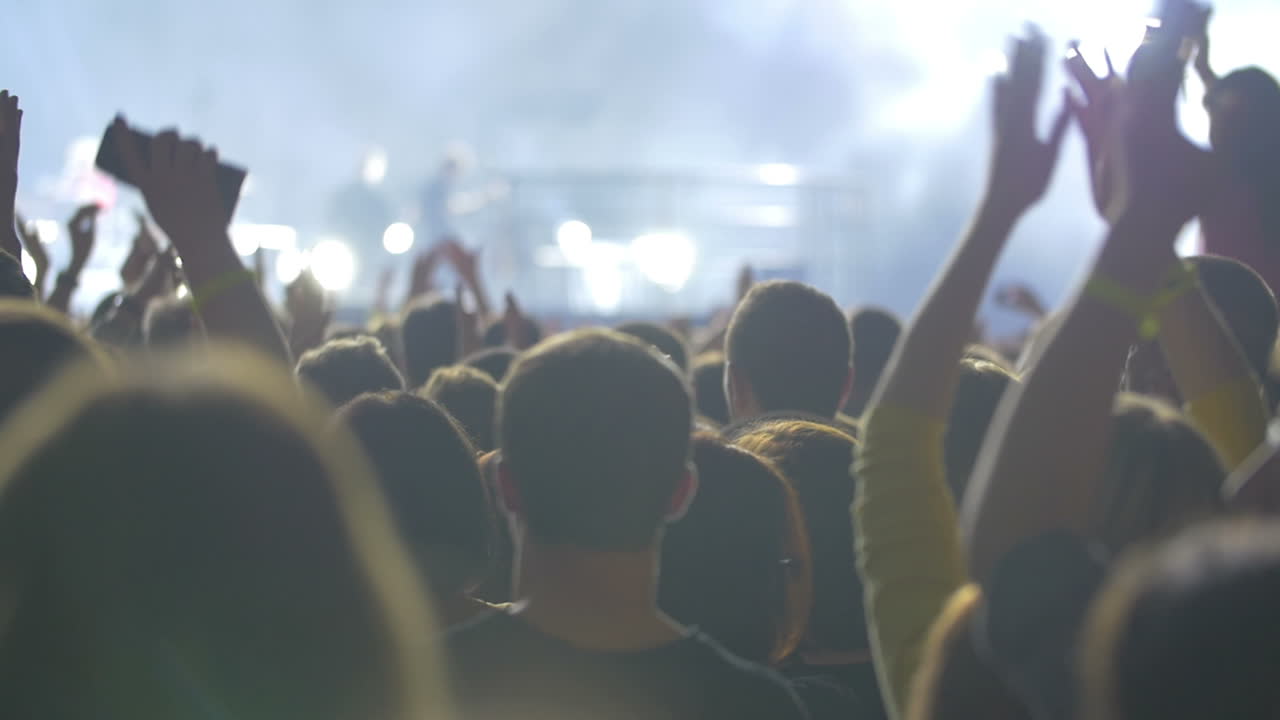 Pubblico riconoscente che accoglie l'artista