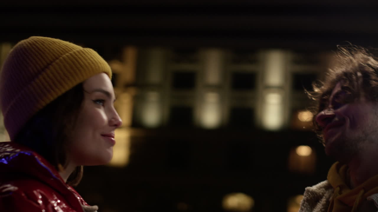 игривая пара, играющая на открытом воздухе.