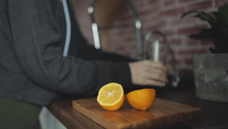 preparando jugo de naranja