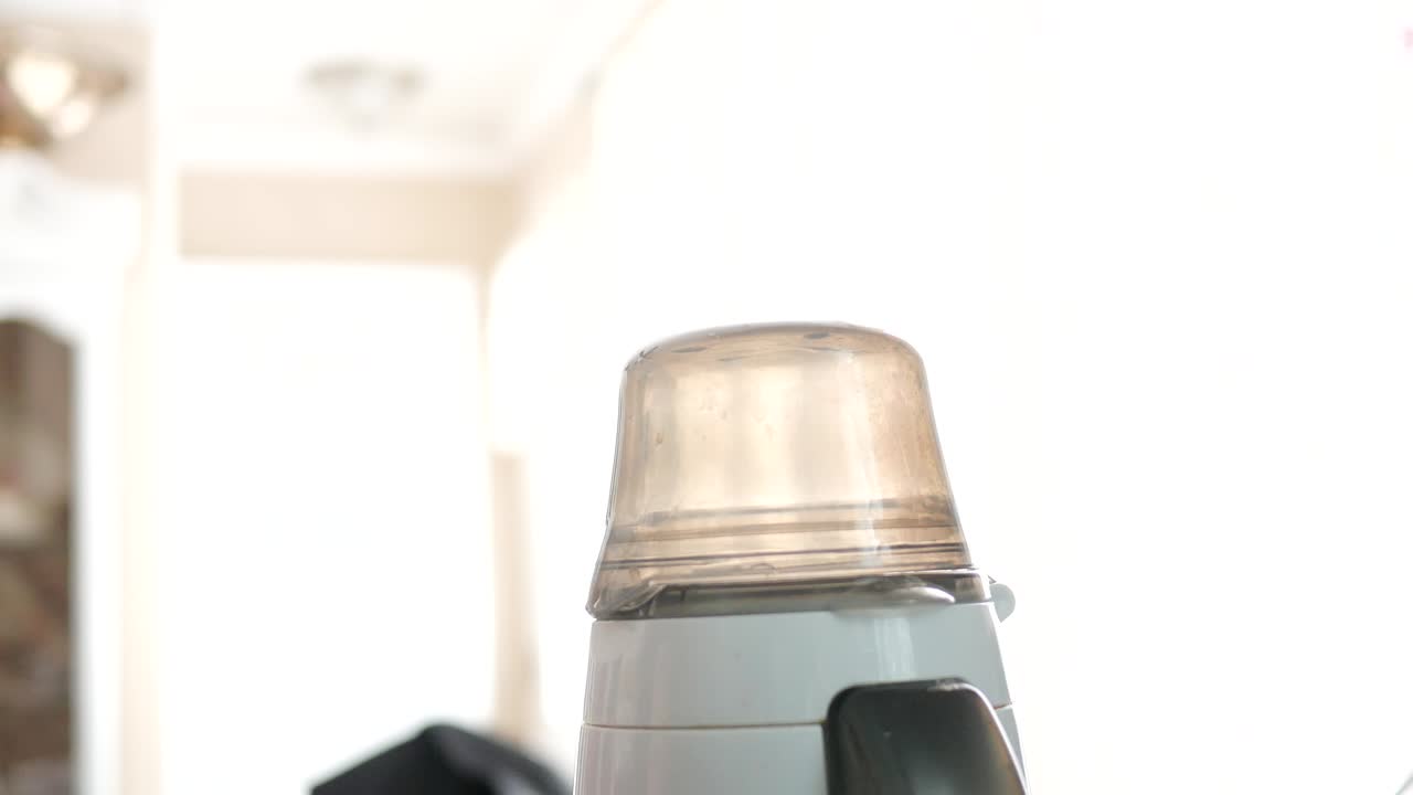 poner un frasco de fórmula para bebés en el calentador de frascos para bebés