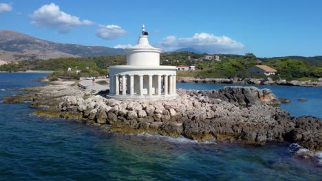 Video-Aéreo-De-La-Linterna-De-San-Teodoro,-Argostoli,-Kefalonia,-Grecia