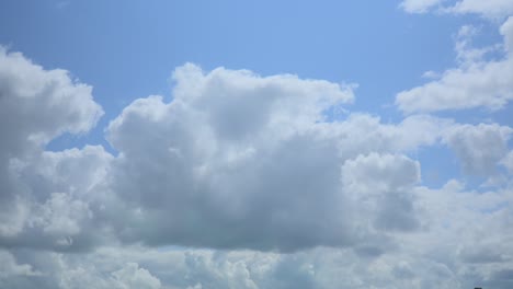 nubes blancas esponjosas soplando con el cielo azul en un soleado día de verano, lapso de tiempo 30x