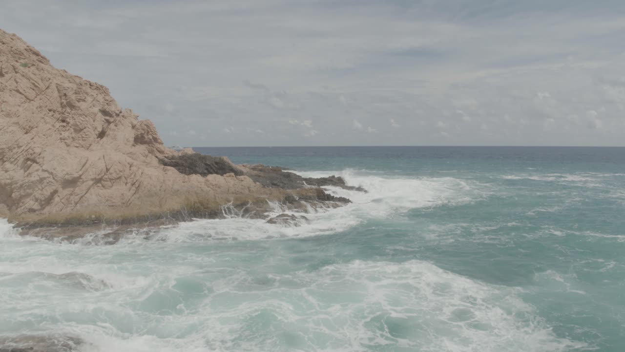 alejar la vista de rocas irregulares golpeadas por las olas