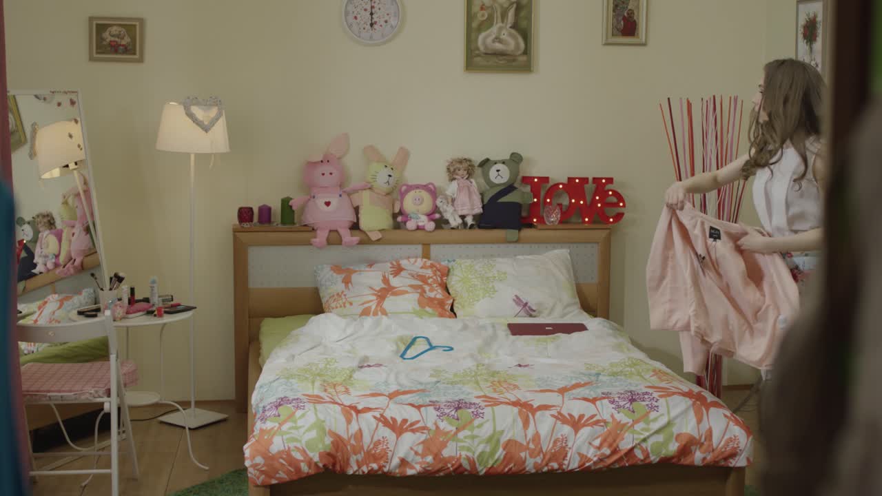 mujer vistiéndose en un dormitorio