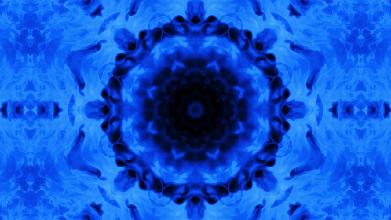 fuego con llamas azules sobre un fondo negro. llama de fuego ardiente. flujo de fuego abstracto es caleidoscopio. budismo flor de mandala, kaleido. azul ardiente brillante. fuego fuerte. campos ardientes. bucle 4k