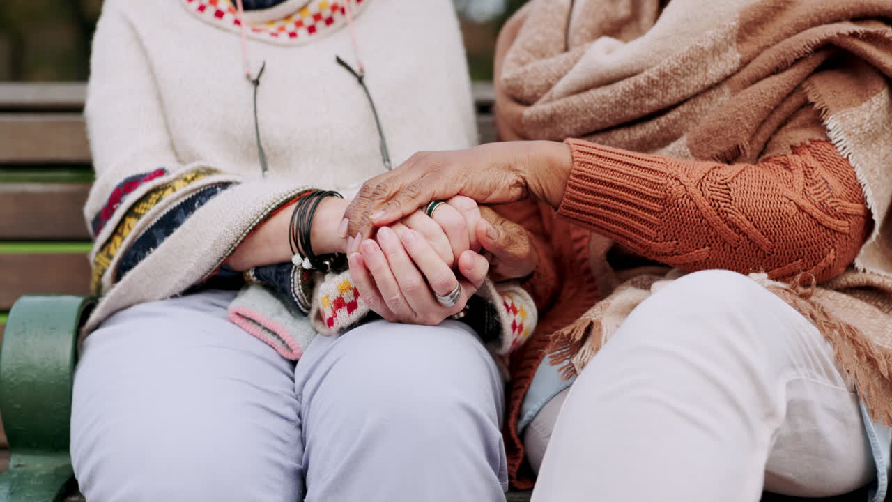 amigos mayores, cuidado y tomarse de la mano
