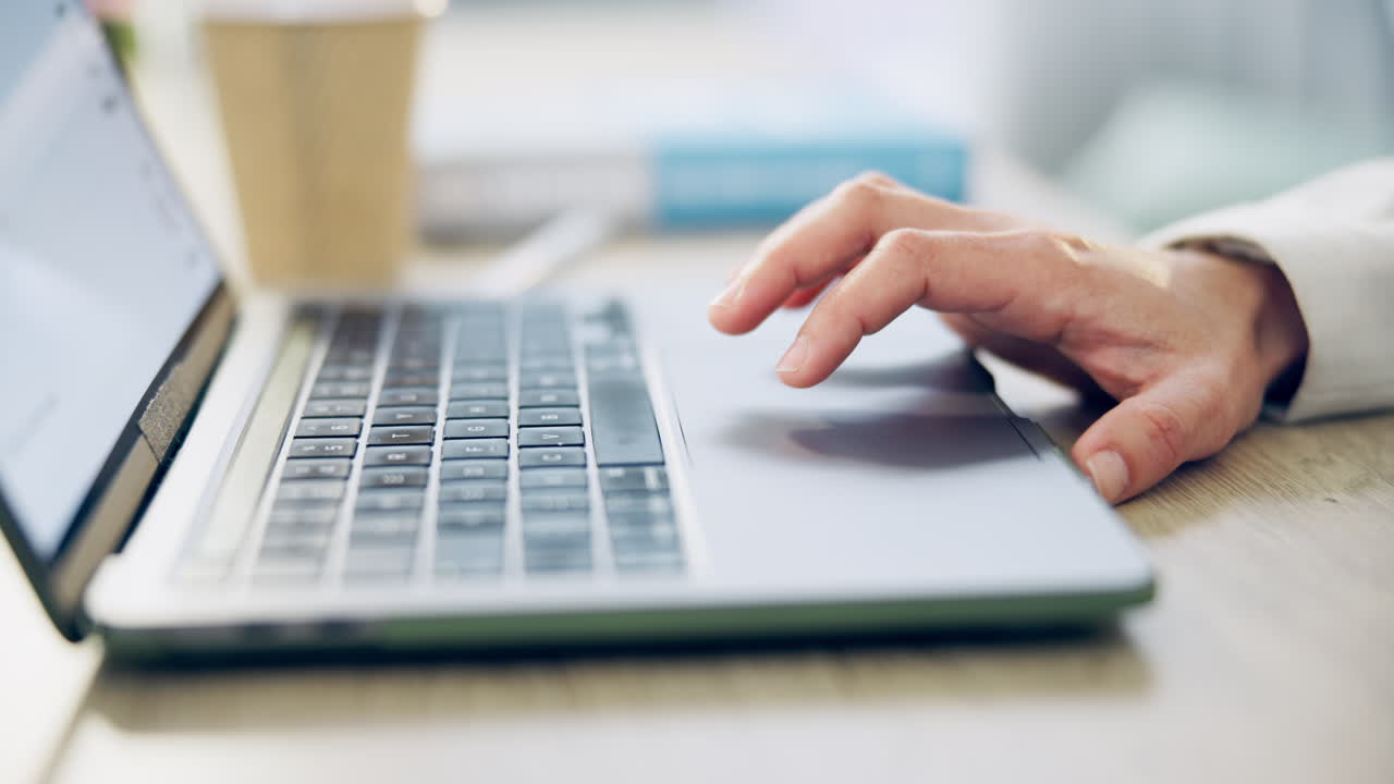 negocios, portátil y mano de persona en la oficina