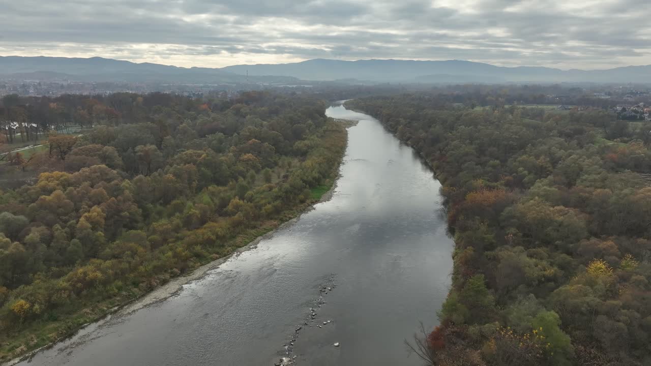 vista aérea de un río que serpentea a través del follaje de otoño