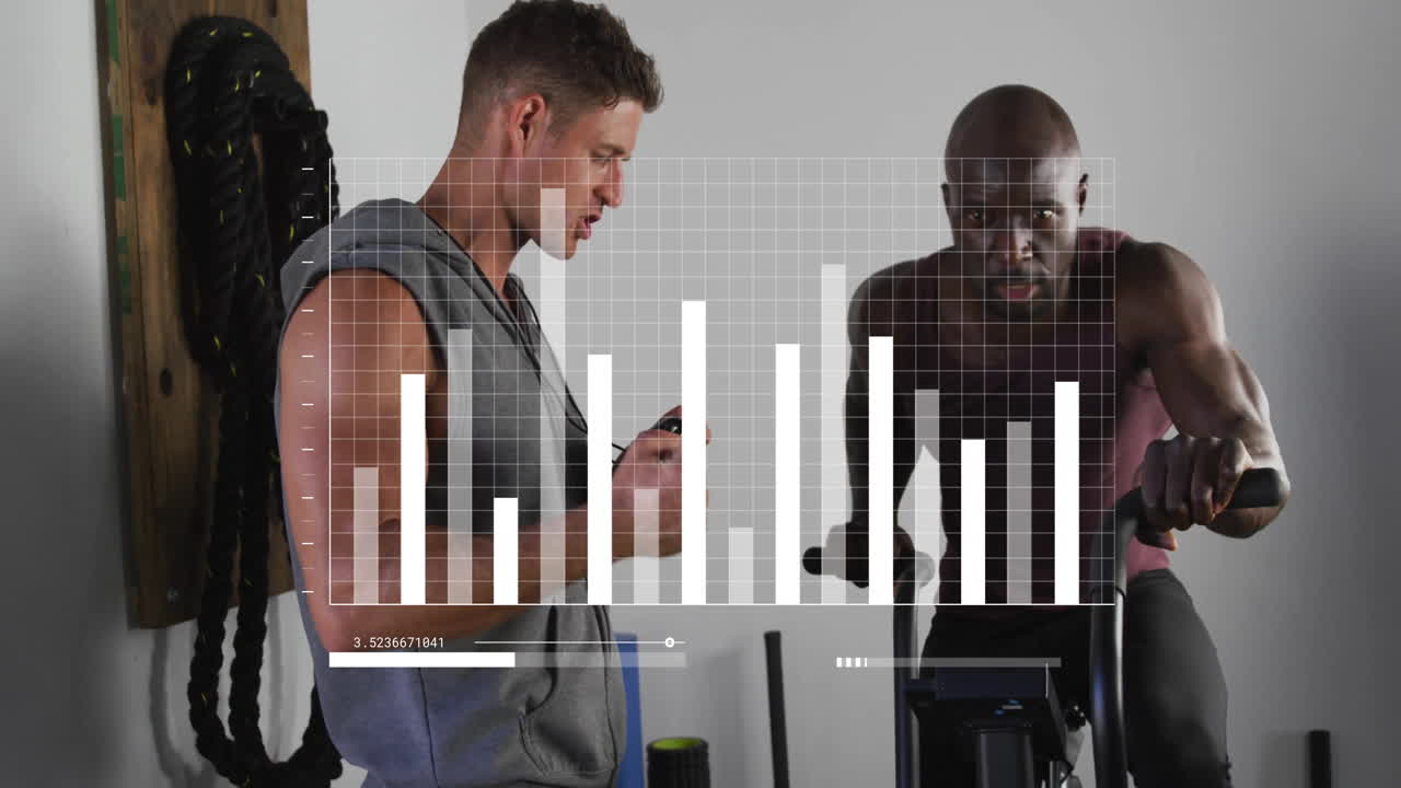 animación del procesamiento de datos sobre diversos entrenadores y hombres que usan bicicletas elípticas en el gimnasio