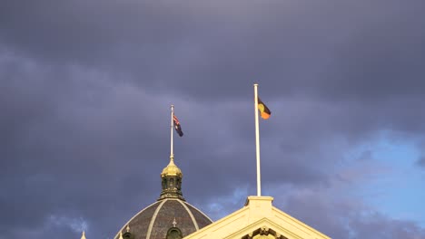 las banderas australiana y aborigen australiana ondeando en melbourne