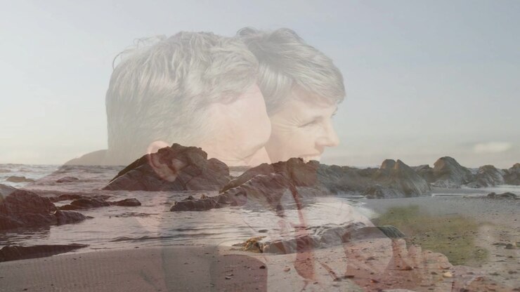 Par omfavner klippekyst, tidsfading skaber falmet portræt-overlay, der fremkalder romantik til annoncer