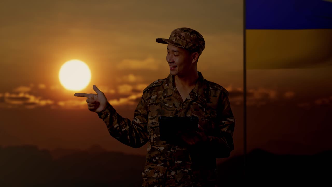 Soldato in uniforme mimetica al tramonto con bandiera ucraina