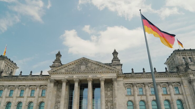 bundestag in berlin mit deutschen fahnen