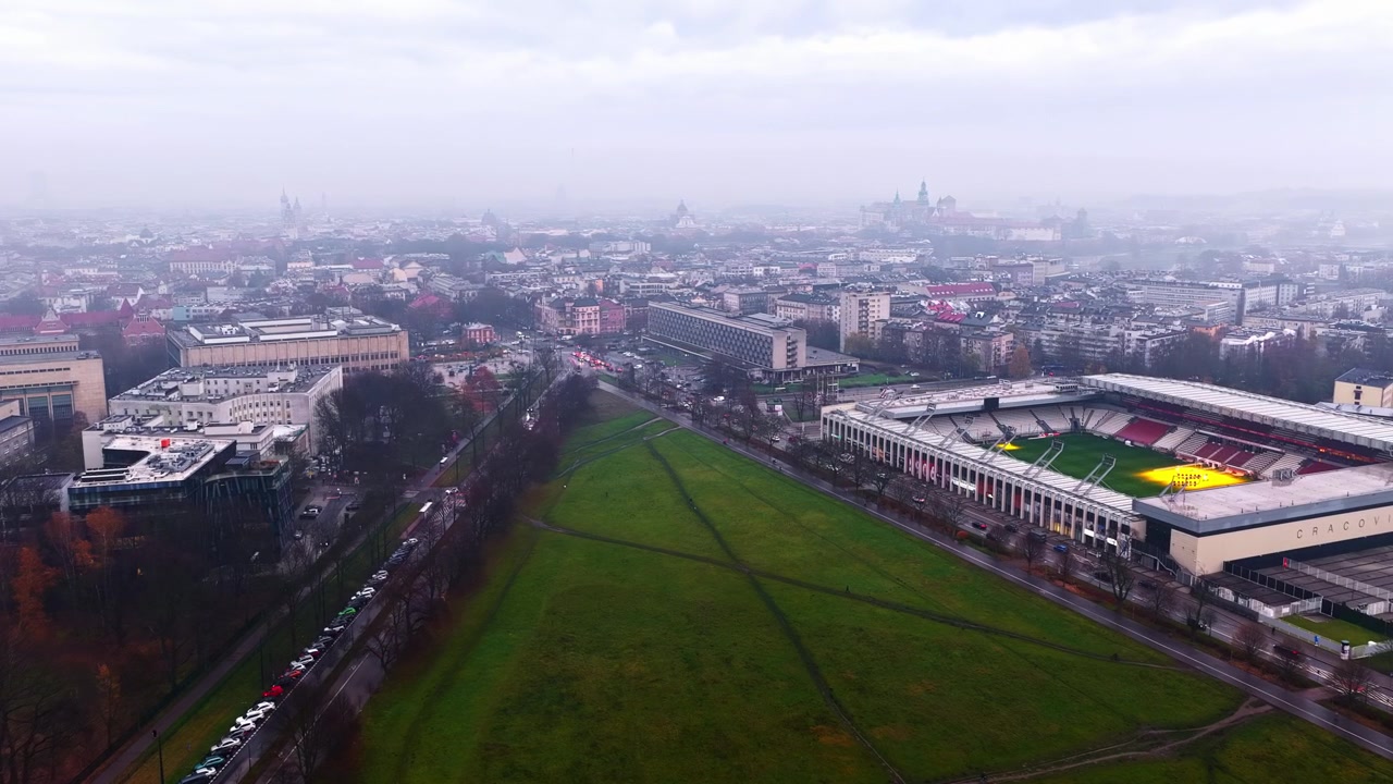 Stadio di Cracovia e skyline nebbioso di Cracovia con il Castello di Wawel sullo sfondo, Piccola Polonia, Polonia. Avanzamento del drone.