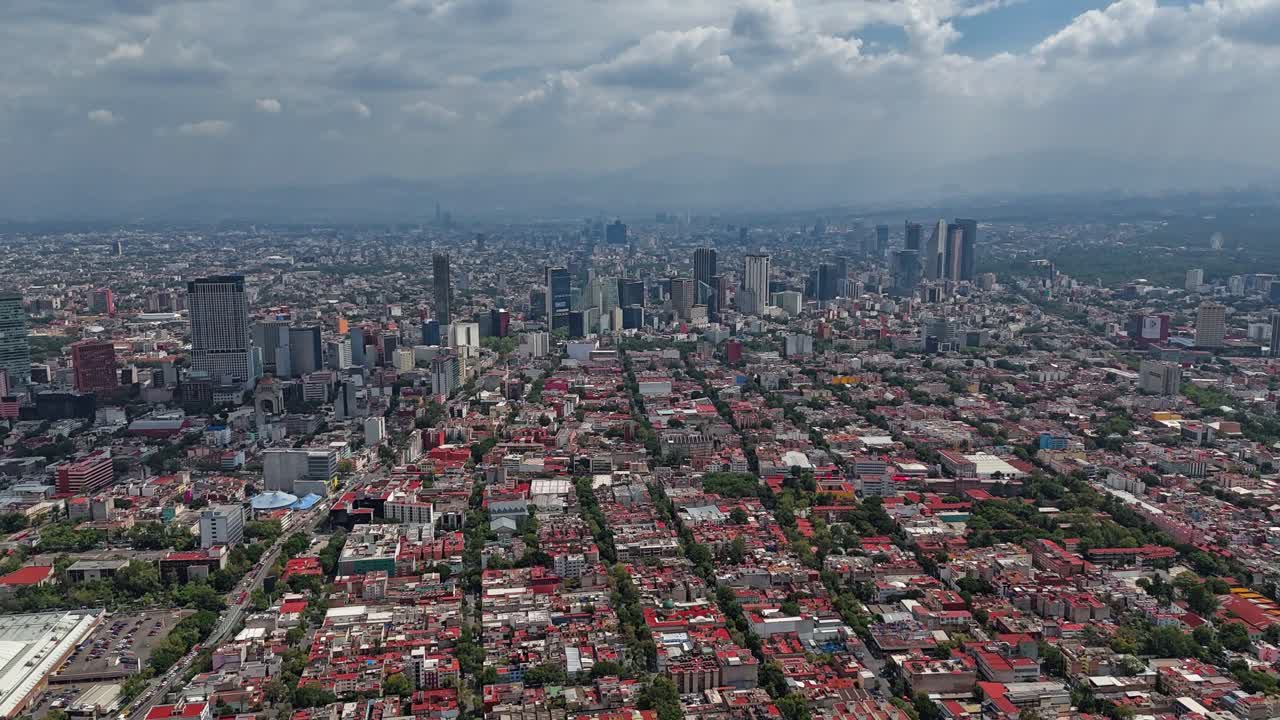 Açık bir günde Mexico City üzerinde uçan hyperlapse çekimi.