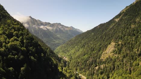 francia, pirineos, artouste, estación de esquí, pequeño pueblo francés, típica estación de esquí en las montañas