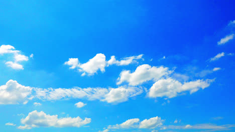 Zeitraffer-Schöne-Natur-Mit-Weißer-Wolke,-Die-Sich-Am-Blauen-Himmel-Bewegt