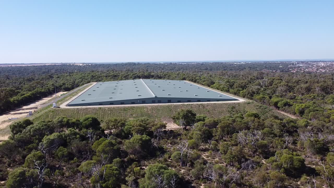 depósito de agua techo cerrado por encima del paisaje de árboles