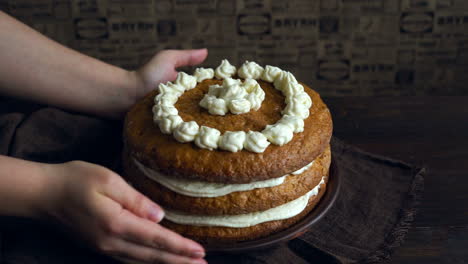 Karottenkuchen-Mit-Sahne.-Hausgemachter-Kuchen-Süß.-Süßes-Kuchendessert