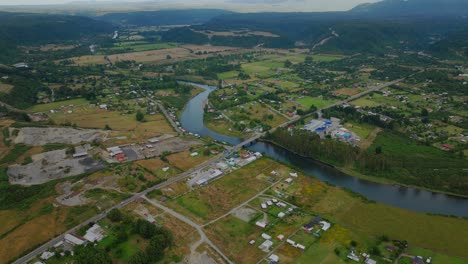 vista aérea sobre el sinuoso río chamiza con la ciudad y los pueblos locales