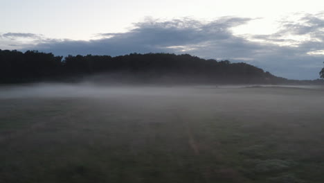 K-Tiro-De-Dron-De-Niebla-Matutina-Sobre-Un