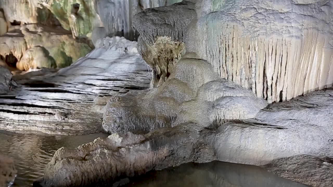 cueva subterránea de piedra caliza gigante con estalactitas y estalagmitas de color blanco puro