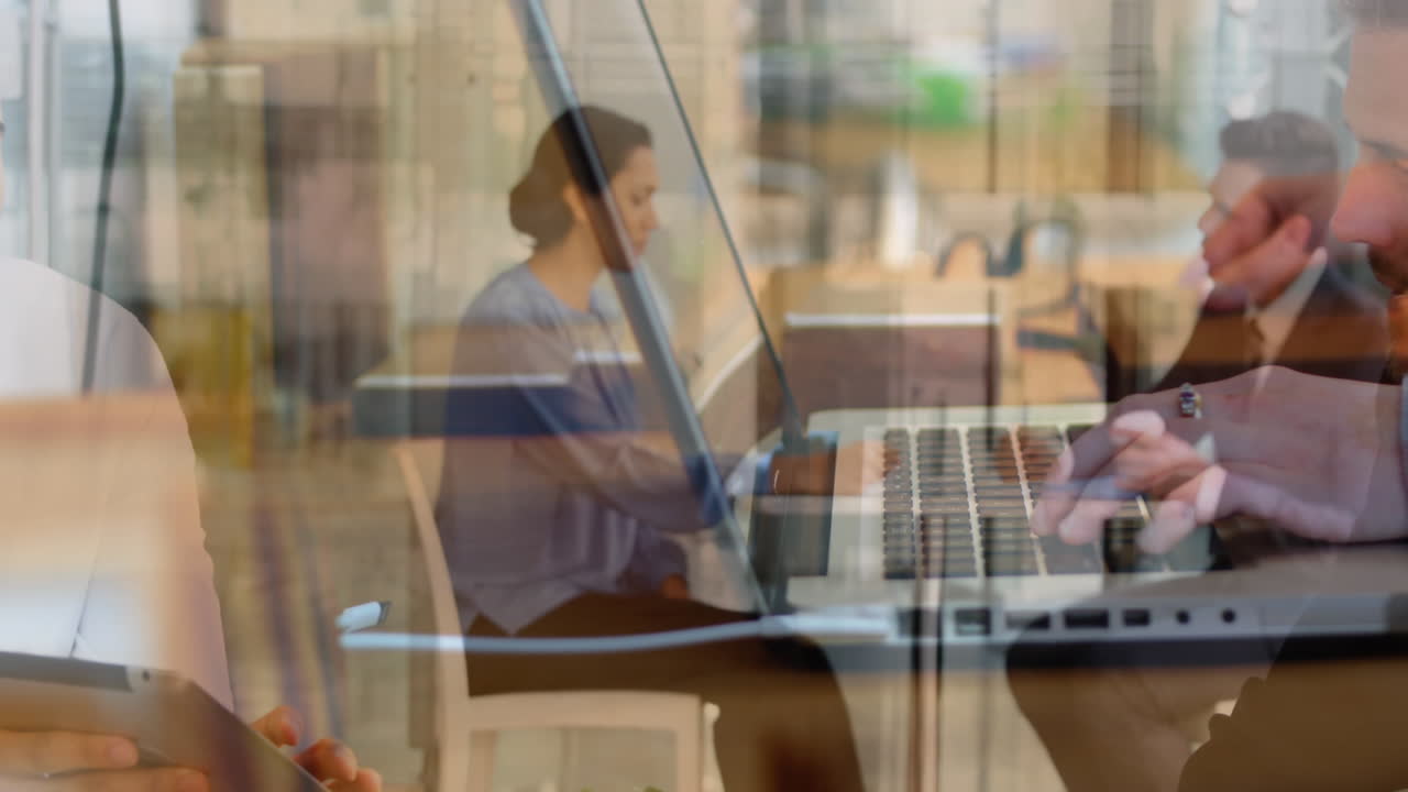 animación de hombres que usan computadora sobre diversas personas de negocios