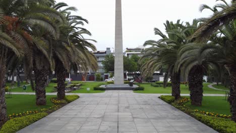 Video-De-Dron-De-4k-De-Un-Parque-Con-Un-Obelisco-3