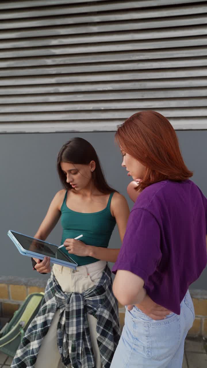 dos mujeres discutiendo ideas de diseño al aire libre