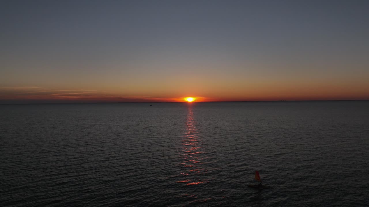 revelación aérea inversa de la puesta de sol sobre la bahía móvil, alabama