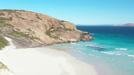 Olas-De-Agua-Azul-Clara-Bañan-Las-Costas-De-West-Beach-En-Esperance,-Australia