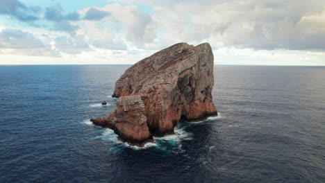 vista aérea de la isla de foradada desde el mirador de la foradada, capo caccia, alghero, cerdeña, italia
