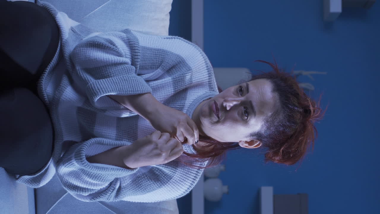 video vertical de una mujer triste y nerviosa.