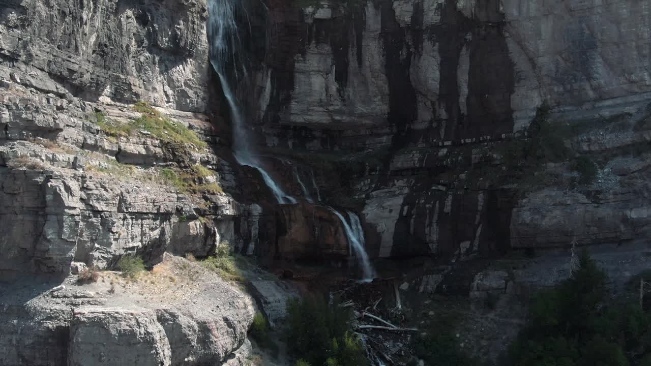 increíble sesión aérea ascendiendo y capturando a algunos excursionistas en la parte superior de las cataratas velo de novia en provo utah