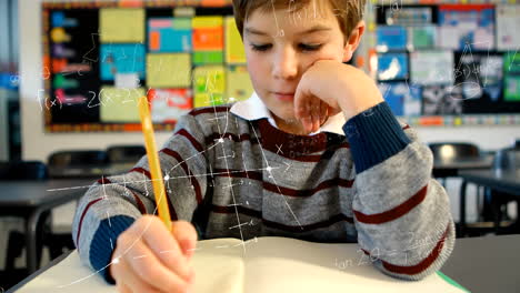 ecuaciones matemáticas flotando contra el niño escribiendo en un cuaderno
