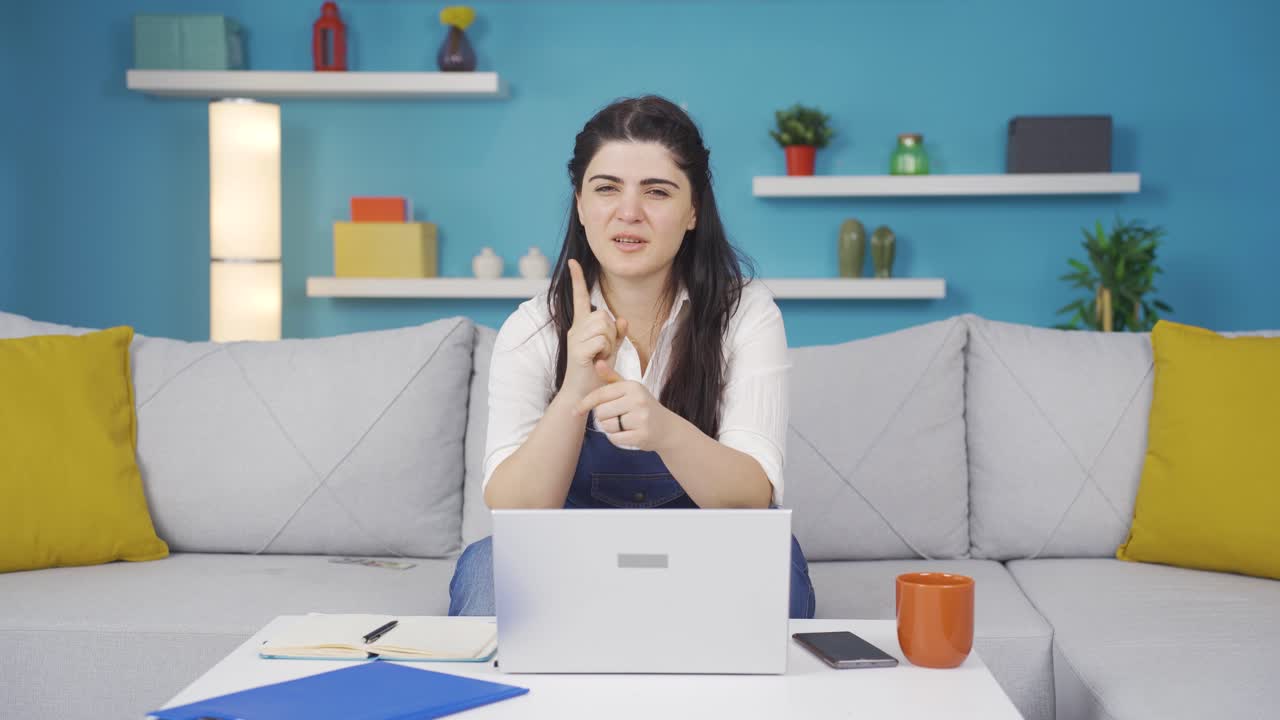 la mujer que mira a la cámara dice que eres increíble.