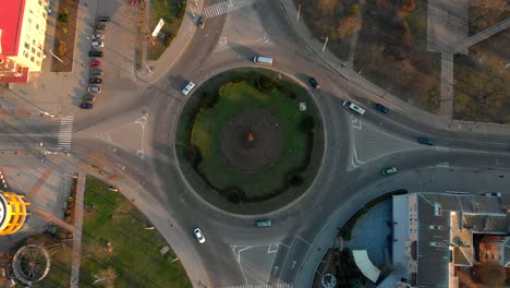 vista aérea de 4k del lapso de tiempo de la carretera de circunvalación con coches circulares.