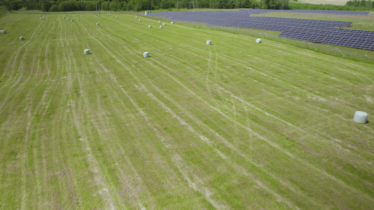 paneles solares junto a una granja, heno, paja, campo