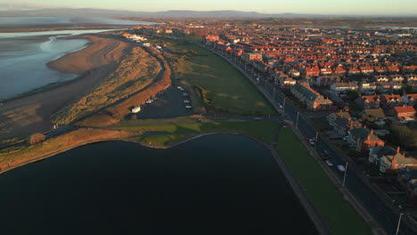 volando sobre el lago en el entorno urbano al atardecer fleetwood reino unido