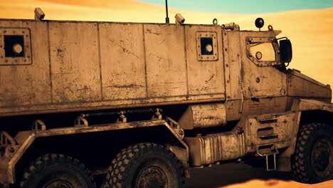 camión militar blindado en el desierto