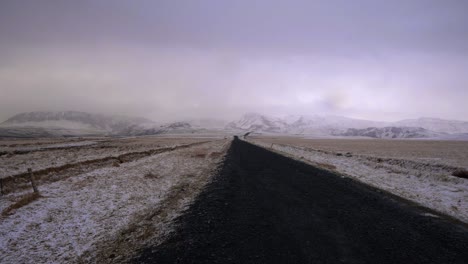 Straße-In-Einer-Verschneiten-Landschaft