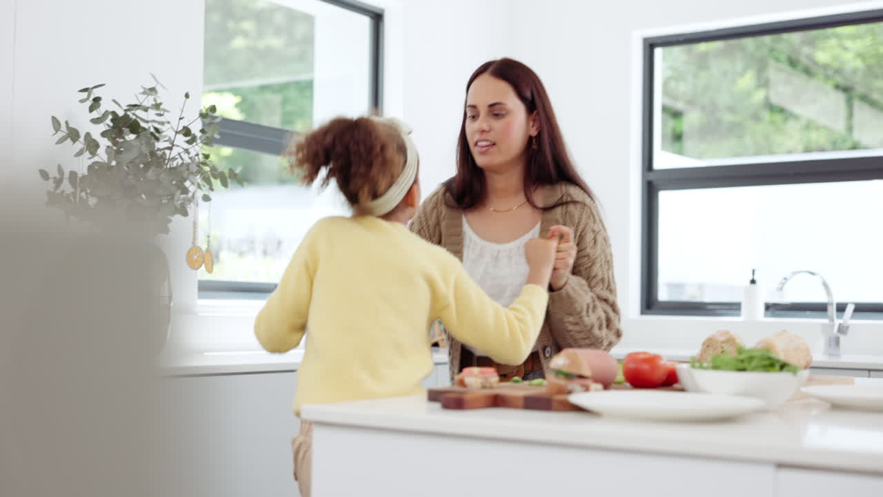 부에서 춤추는 어머니와 딸