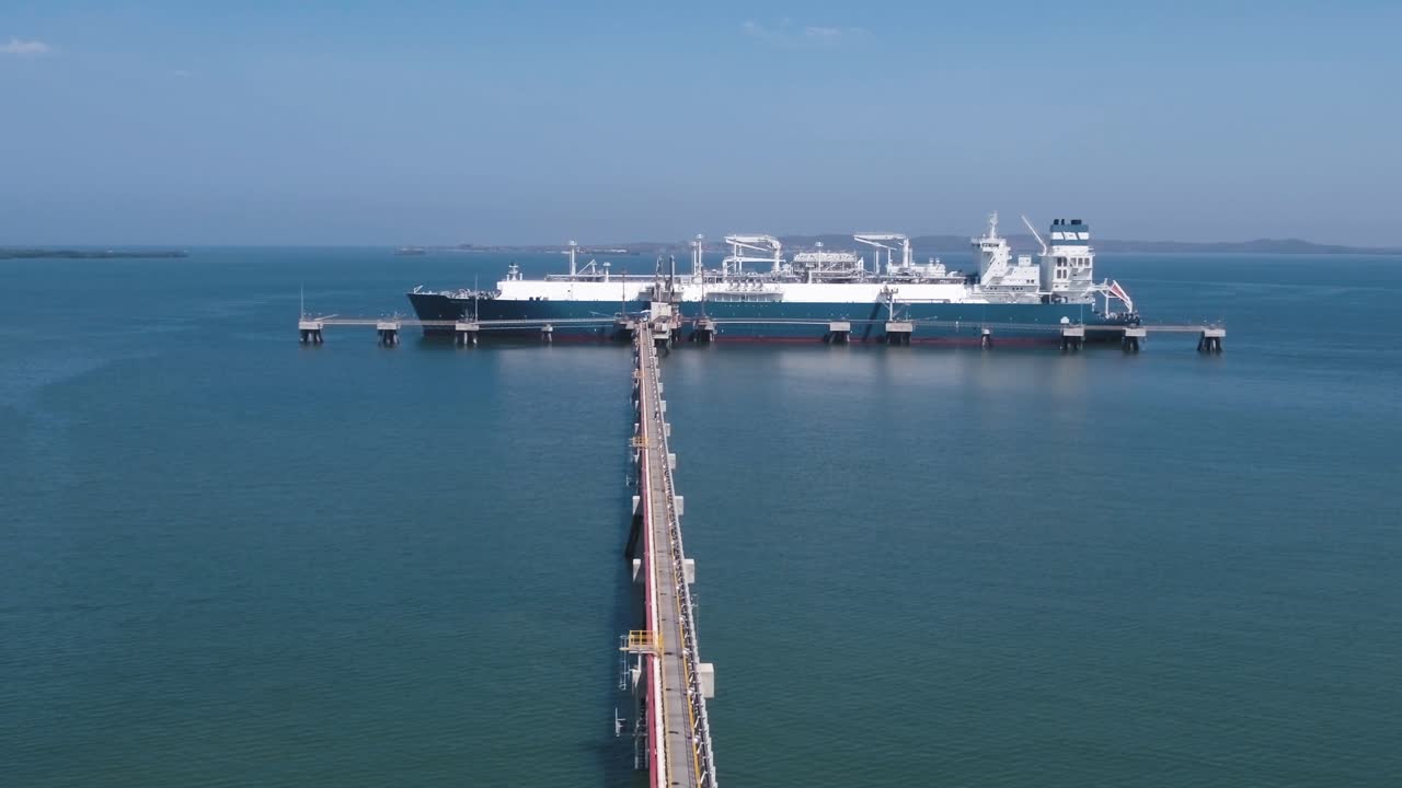 콜롬비아 의 카르타헤나 에서 가스 선박 이 연료 를 채우고 있는 모습