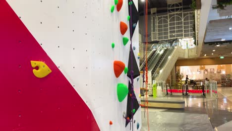 colorida pared de escalada dentro de un centro comercial