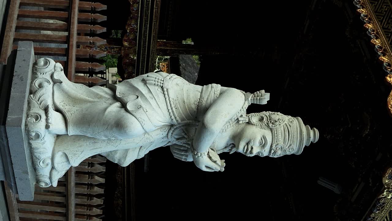 establecimiento vertical en cámara lenta de un edificio religioso con varias esculturas sagradas en el templo de pura tirta empul en bali, indonesia, en ubud