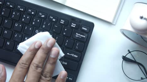 limpiando un teclado con un pañuelo